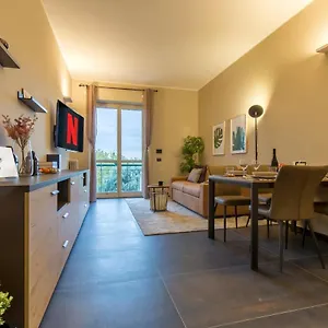  Apartment Modern & Bright 2 Bedroom Flat 50m From M4 Stop Italy